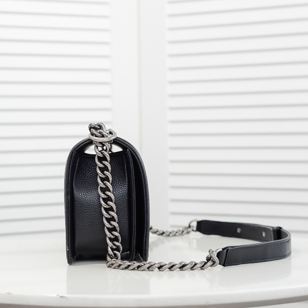 シャネルバッグ背面デザイン